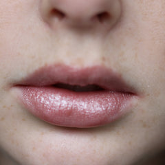 654 Brillo de labios Rose Glow