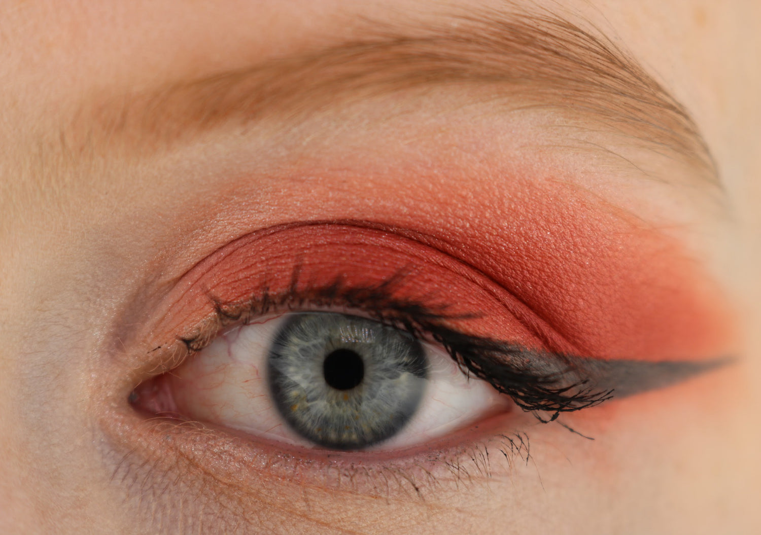 Sombra de ojos en llamas